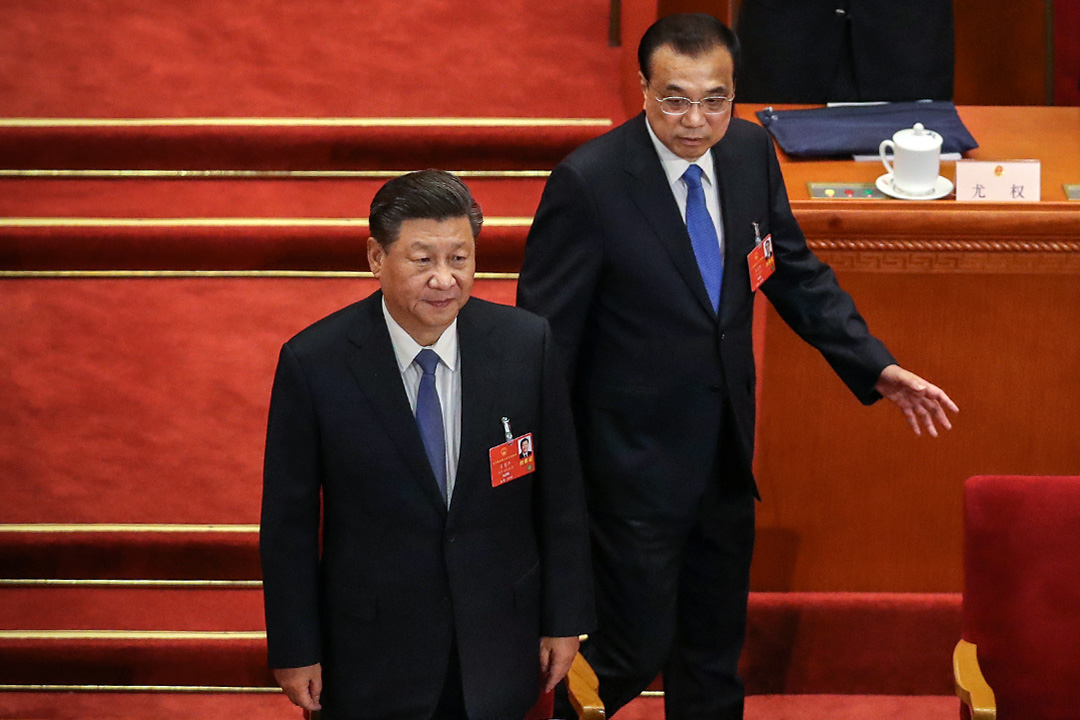 2020年5月25日北京,中國國家主席習近平和中國國務院總理李克強在全國人民代表大會第二次全體會議開始時進場。