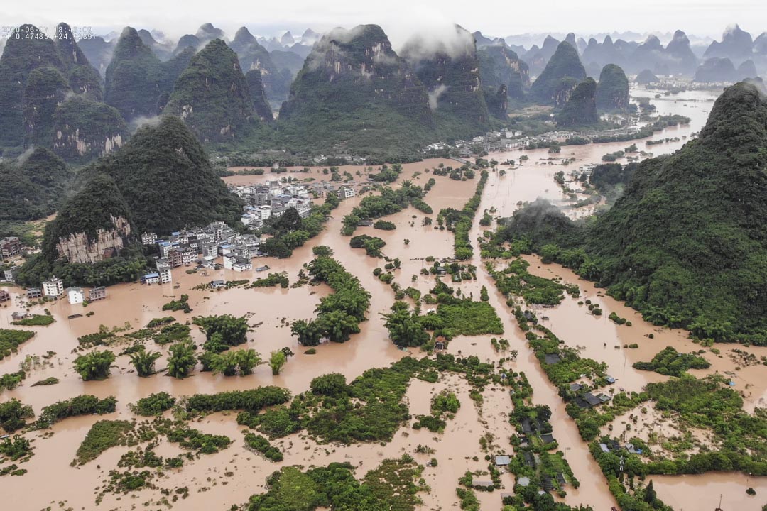 2020年6月7日,大雨導致廣西南部陽朔洪水氾濫,淹沒大量街道和建築物。