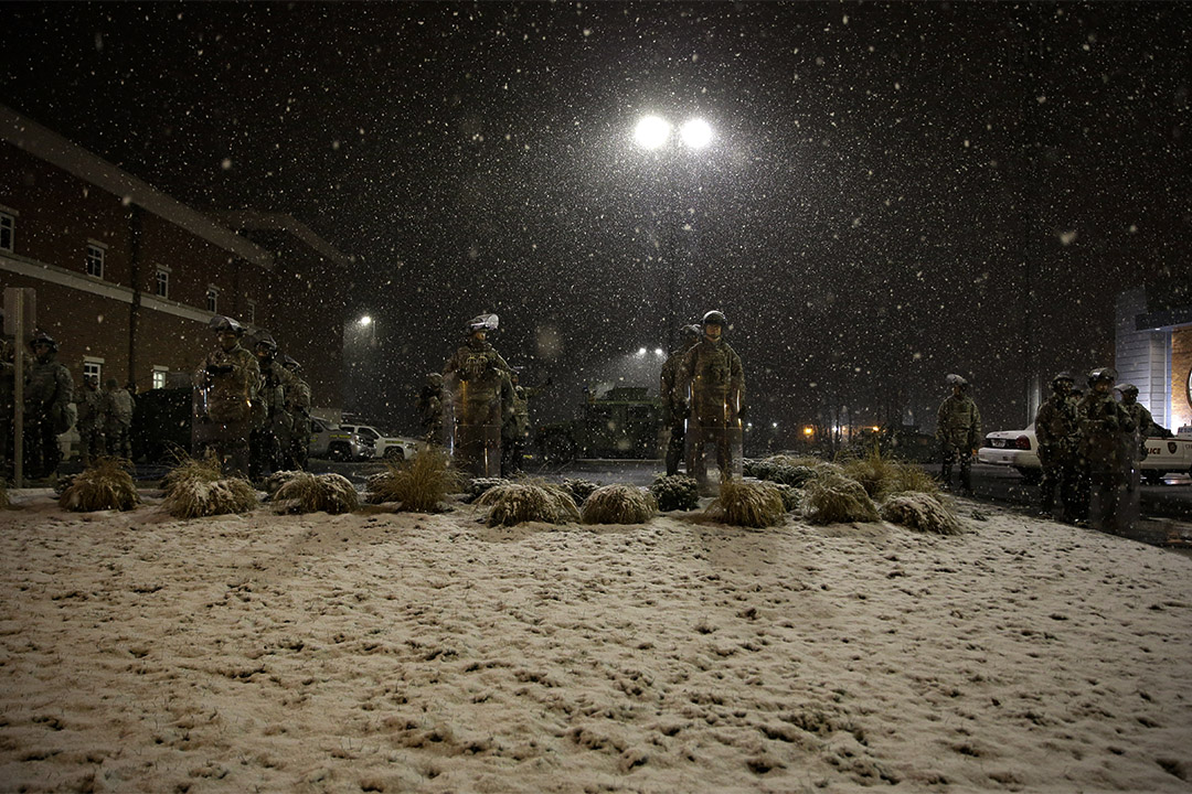 2014年11月26日密蘇里州弗格森市,弗格森警察局外面下起大雪。