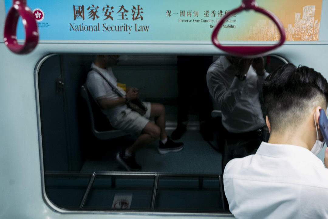 2020年6月30日,香港。“港区国安法”经全国人大常委表决通过,特首林郑月娥随后宣布,“港区国安法”会在这天稍后生效。