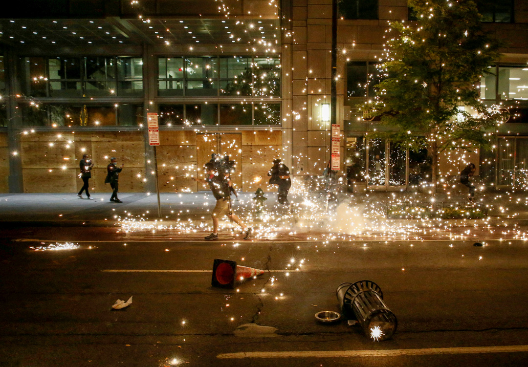 2020年5月31日,美國華盛頓的警方驅散示威者。