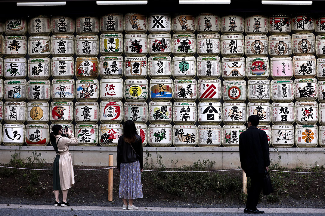 2020年4月7日東京,神社入口處排列一桶桶清酒。