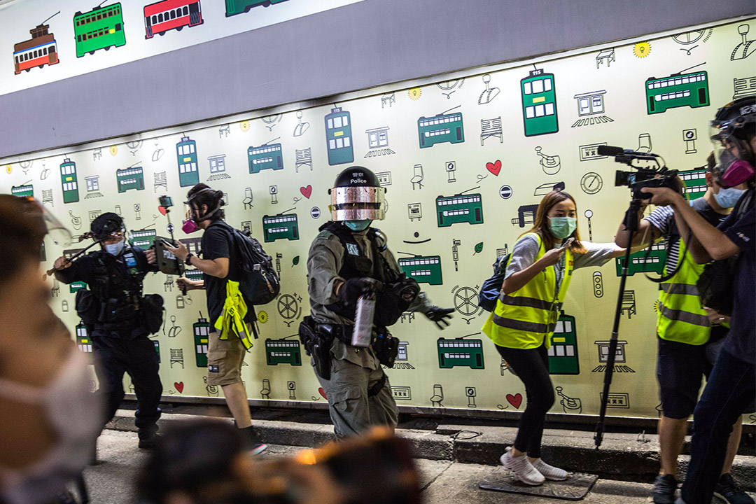 2020年6月9日香港中环,示威者在中环游行,警察驱散后剩下记者在马路上。