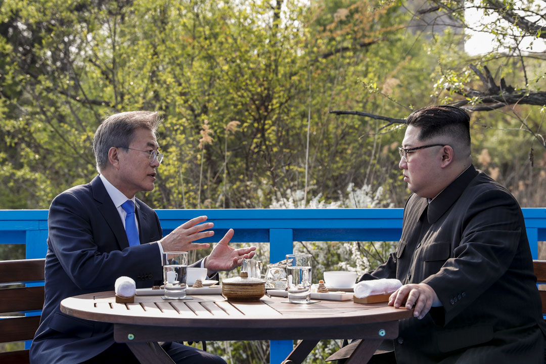 2018年4月27日,朝鲜领导人金正恩和韩国总统文在寅在朝韩首脑会议期间私下谈话。