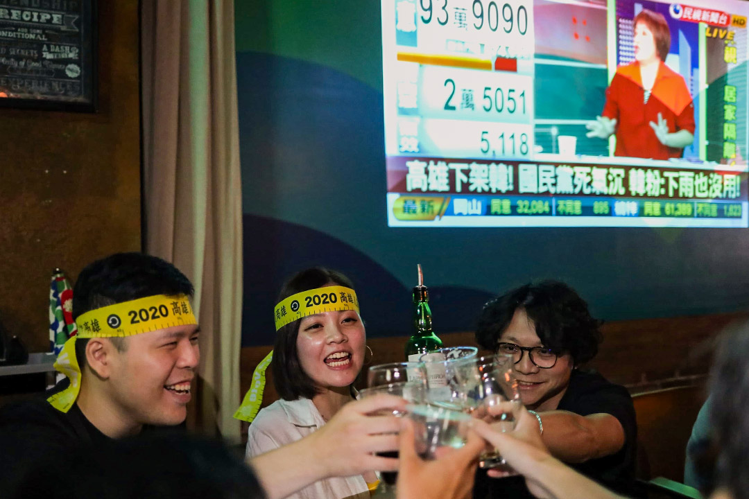 2020年6月6日台北，市民在酒吧慶祝罷韓成功。