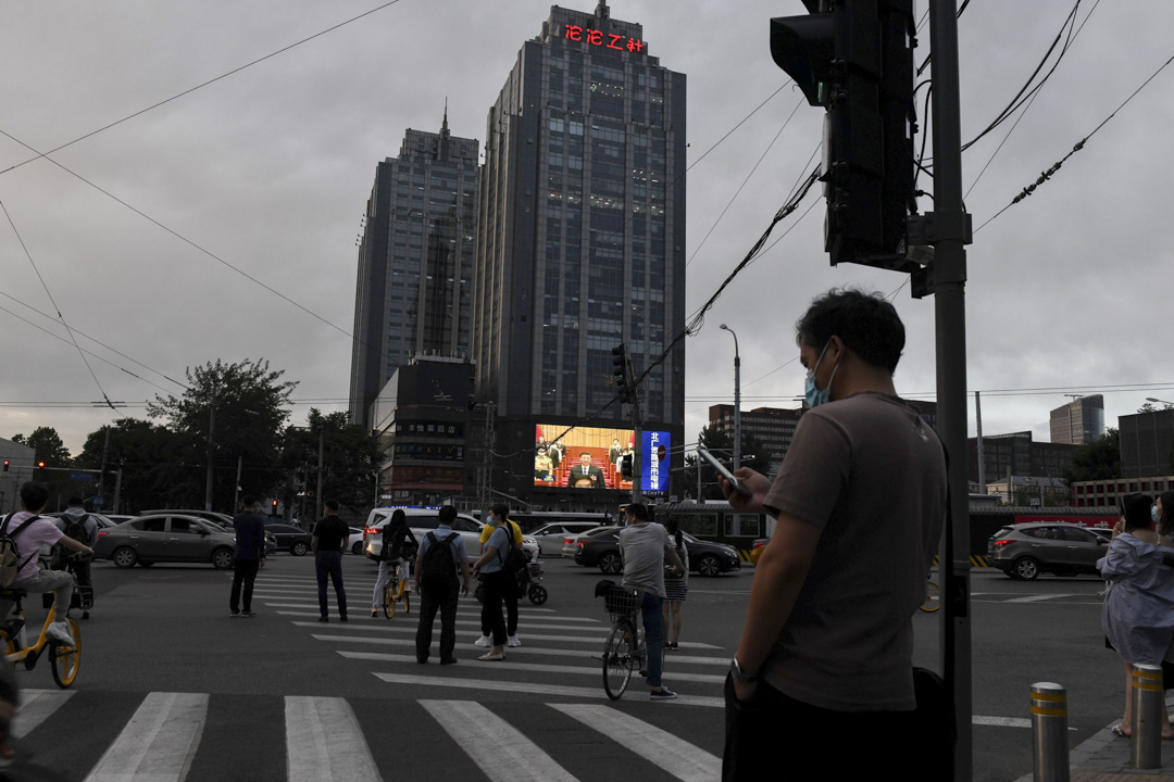 2020年5月28日，北京十字路口的巨型屏幕上播放著國家主席習近平在全國人大閉幕會議上。