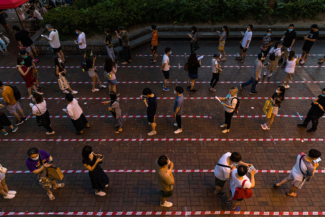 2020年7月12日,市民在大埔的票站排队,赶在民主派35+公民投票结束前投票。