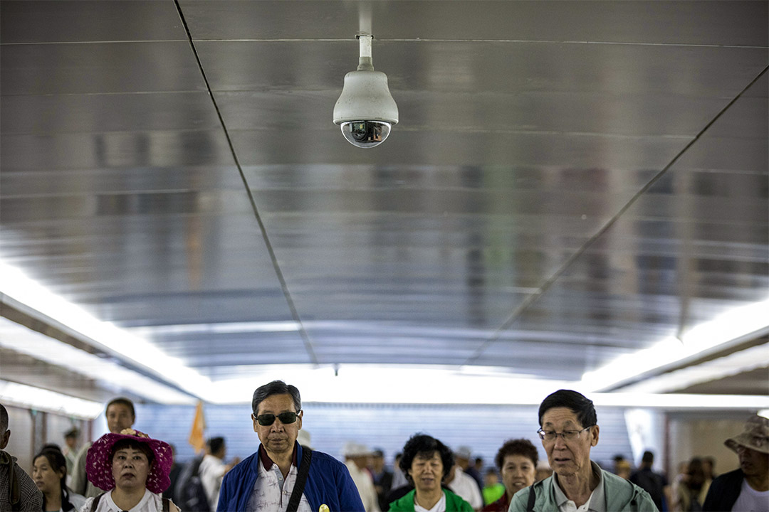 2019年5月31日,行人在中國天安門廣場地下通道內的監控攝像機下行走。