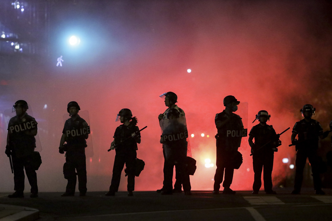 2020年5月31日,華盛頓的警察與示威者對峙。