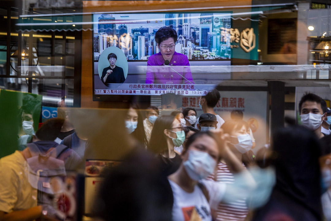 2020年7月1日,湾仔一间餐厅电视播放林郑月娥《港区国安法》的记者会。摄:林振东/端传媒