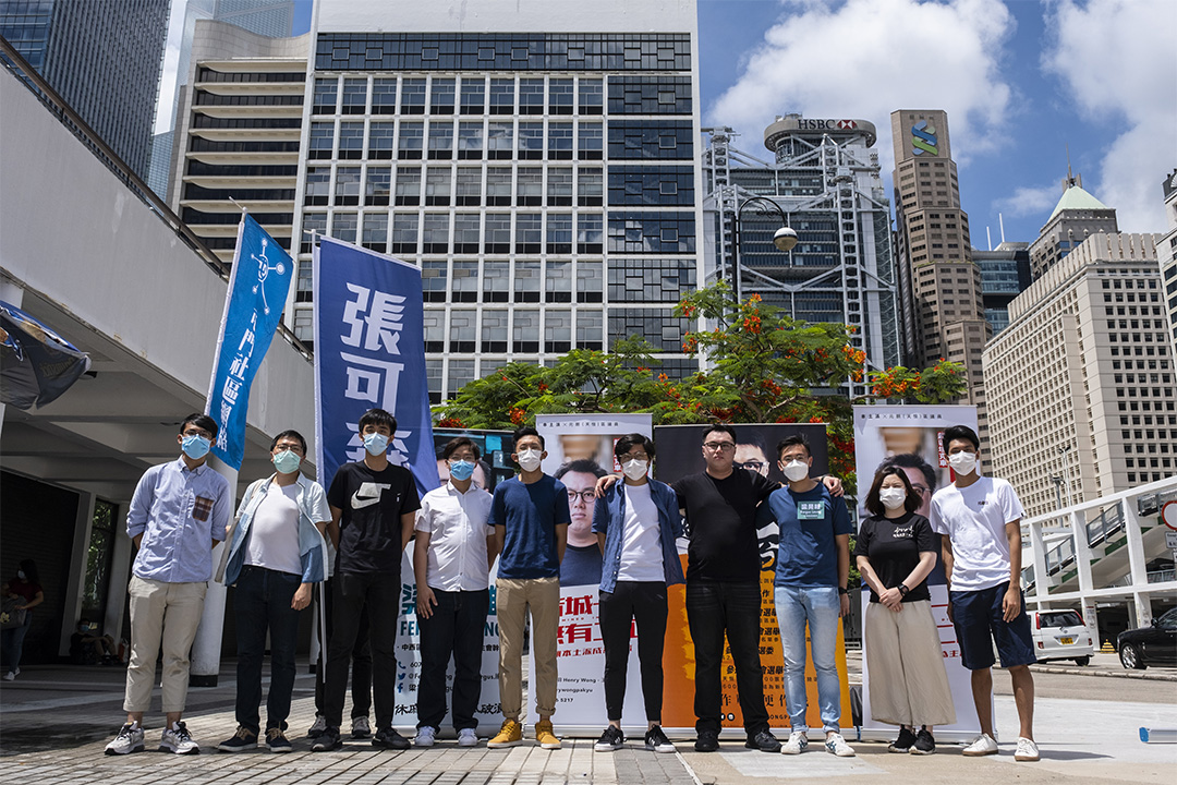 2020年7月11日,区议会议员王百羽(右四)参加民主派35+公民投票并与其他候选人合照。