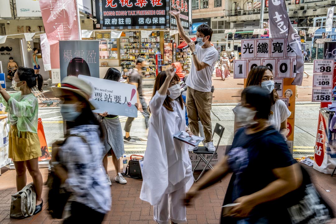 2020年7月12日,民主黨鄺俊宇協助楊雪盈在銅鑼灣宣傳。攝:廖雁雄/端傳媒