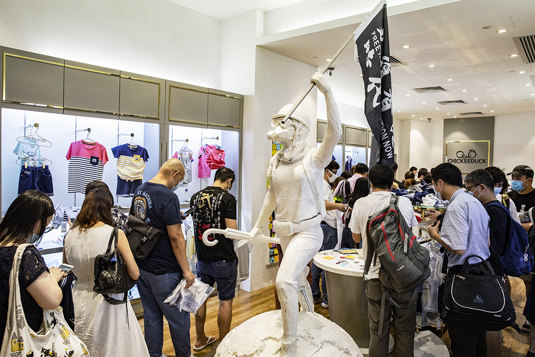 2020年6月18日香港,一家荃灣童裝店內放了一個民主女神像。