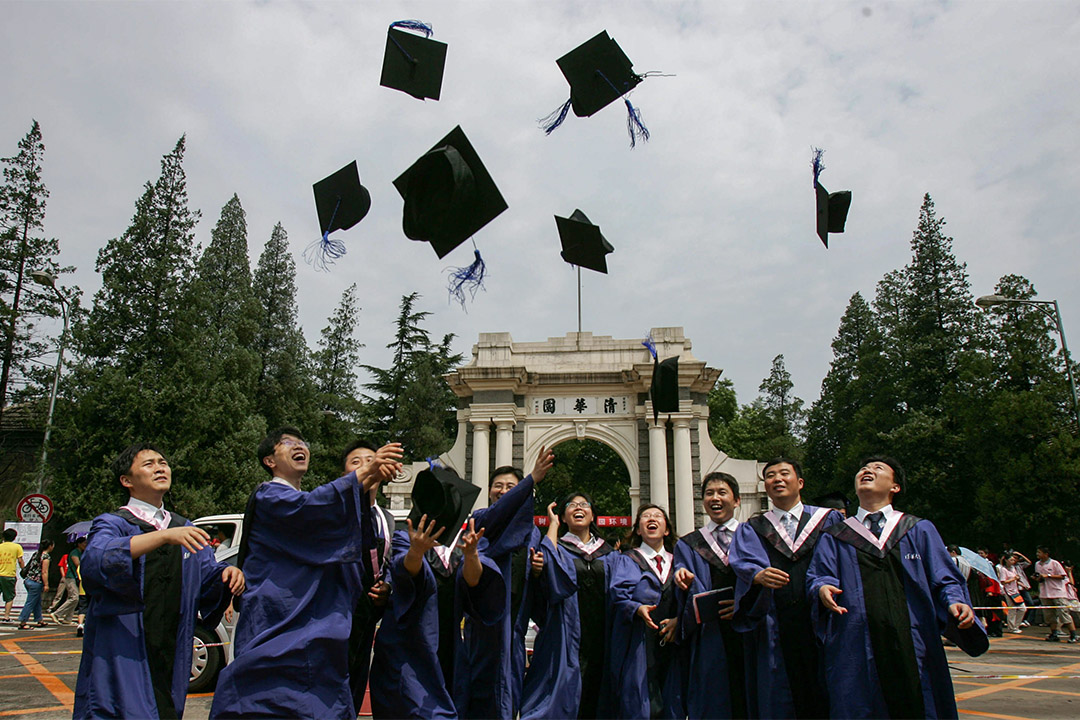 2007年7月18日清華大學畢業禮,學生把他們的畢業帽扔向空中。