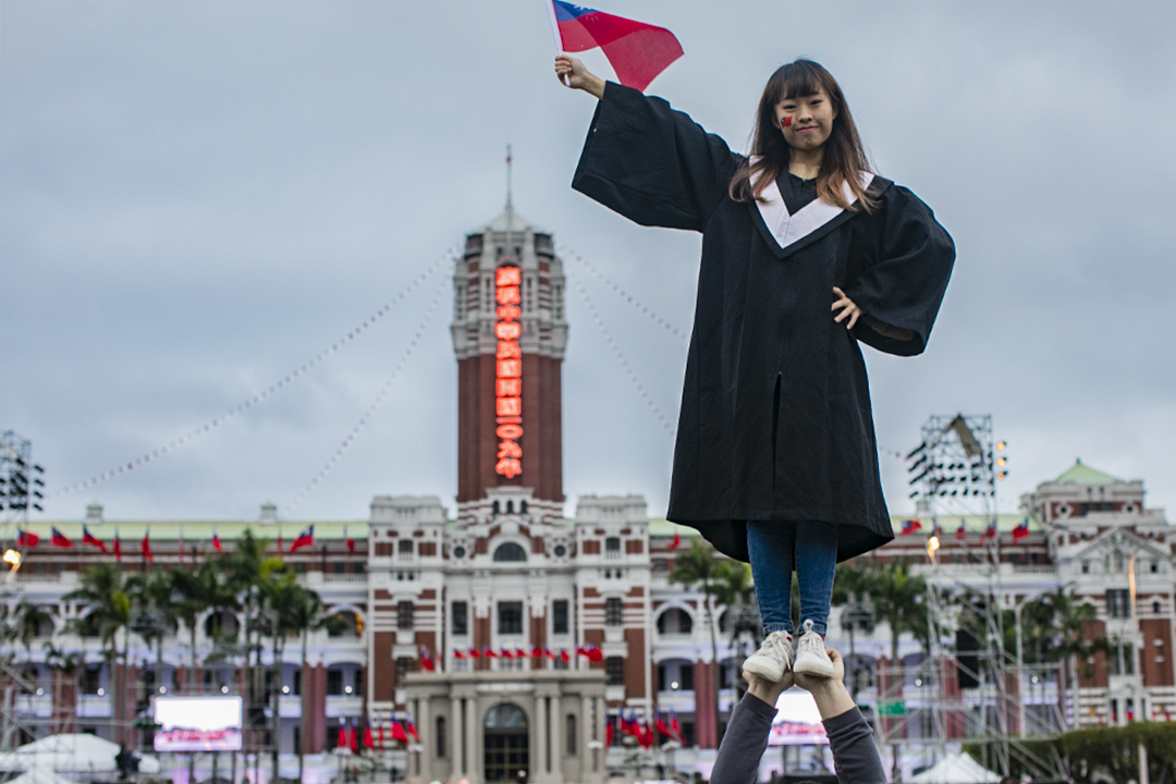 2020年1月1日台北,大學畢業生於總統府前拍照留念。
