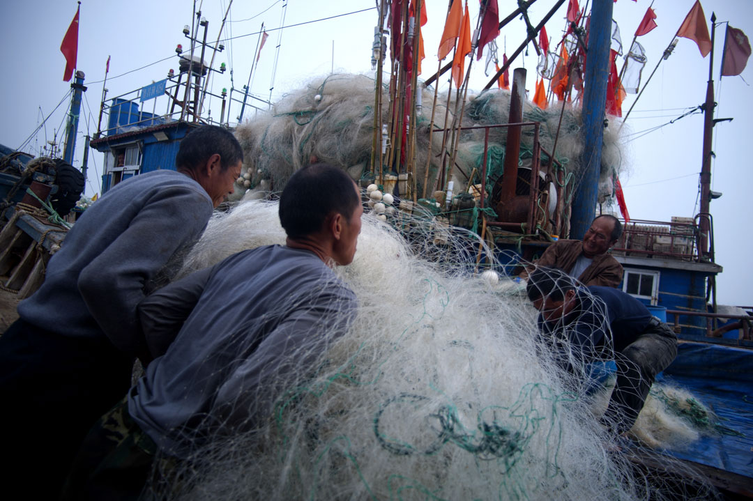 2012年5月14日,中國青島,中國漁民攜帶捕魚網為捕魚做準備。