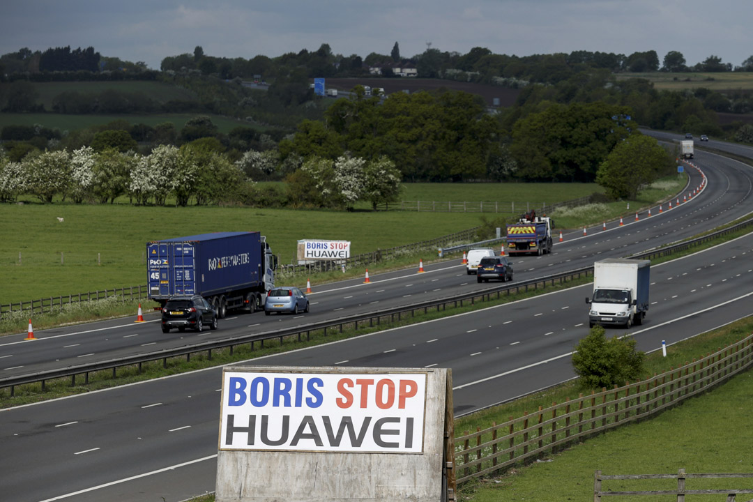 2020年5月1日,英国一条高速公路旁,看到标有“Boris Stop Huawei”的标示牌。