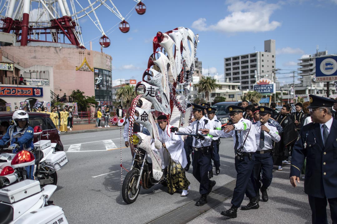 2019年1月13日,日本沖繩,一名男子在慶祝「成年日」時因非法改裝電單車被警察拘捕。