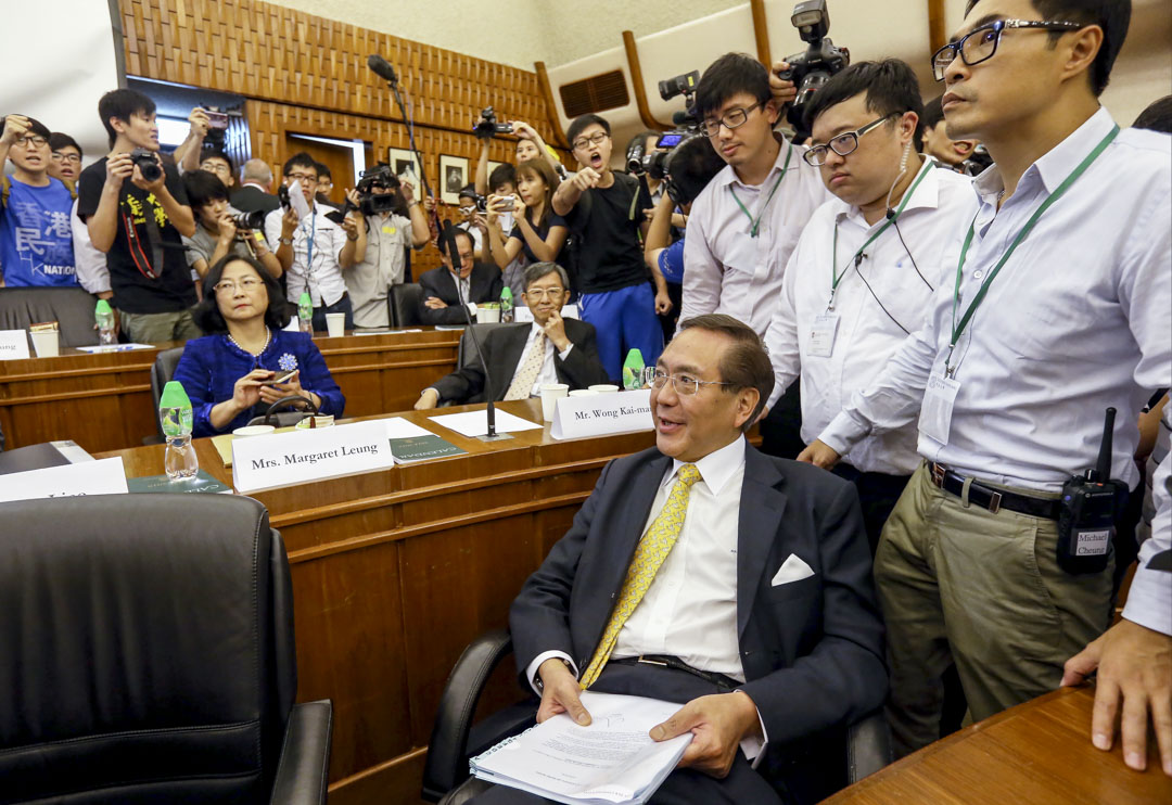 2015年7月28日,香港大學校委會開會決定,繼續押後處理副校長陳文敏的任命。數十名憤怒的學生衝入會議室要求校務委員會就有關決定作出交代,期間校委會成員李國章被學生包圍。