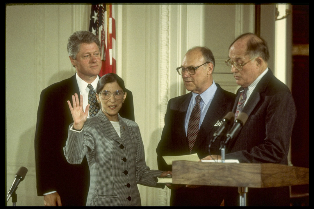 1993年8月10日,金斯伯格(Ruth Bader Ginsburg )宣誓就任美國最高法院大法官。