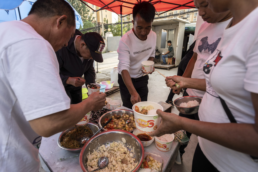 業主們在公共食堂吃午餐