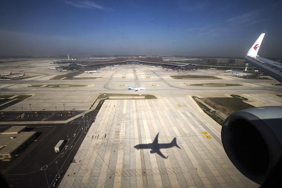 2020年6月1日北京,中國東方航空飛機在北京大興國際機場上。