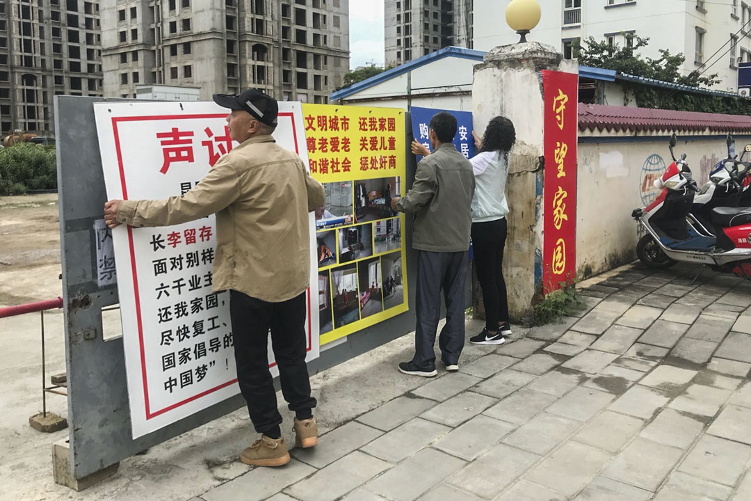 業主們每天一大早會把三幅聲討開發商的廣告牌掛在大門口,晚上再收回去。此前,他們貼在大門上的廣告紙曾被開發商所屬物業公司塗抹銷燬。所以他們才想出這個辦法。