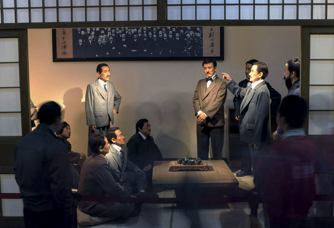 2011年10月26日中国湖北省武汉市,武昌起义100周年期间,游客在博物馆观看中国同盟会的蜡像,孙中山于1905年8月在东京成立了中国同盟会。
