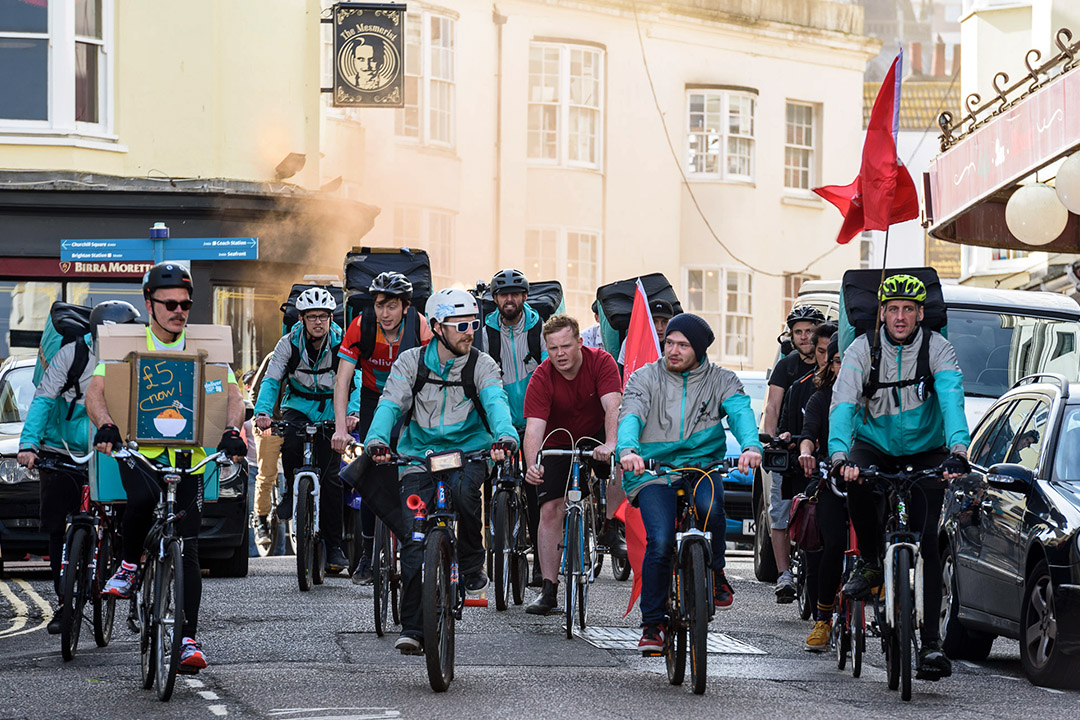 2017年4月01日英国布赖顿,骑自行车的Deliveroo车手为工资在而游行抗议。