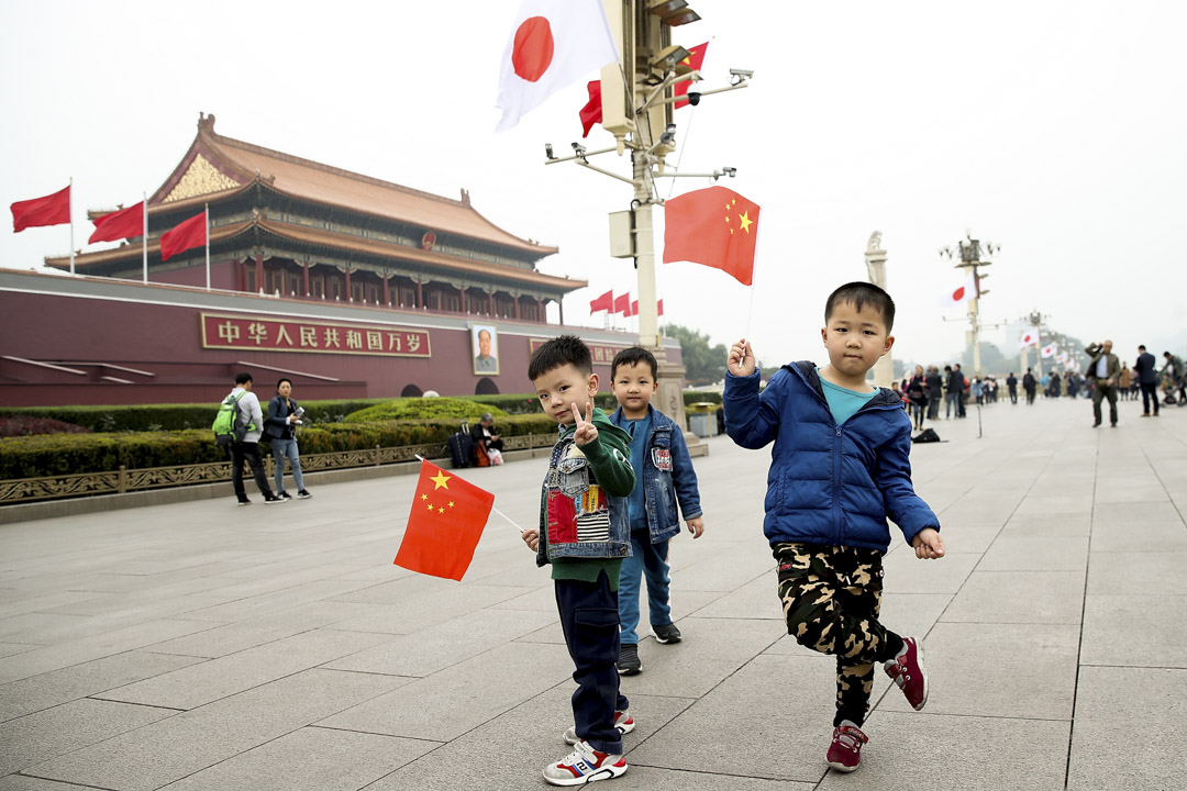 2018年10月25日,小男孩在北京天安门前挥舞着中国国旗,期间日本首相安倍晋三应中国总理李克强的邀请于10月25日至27日对中国进行访问。