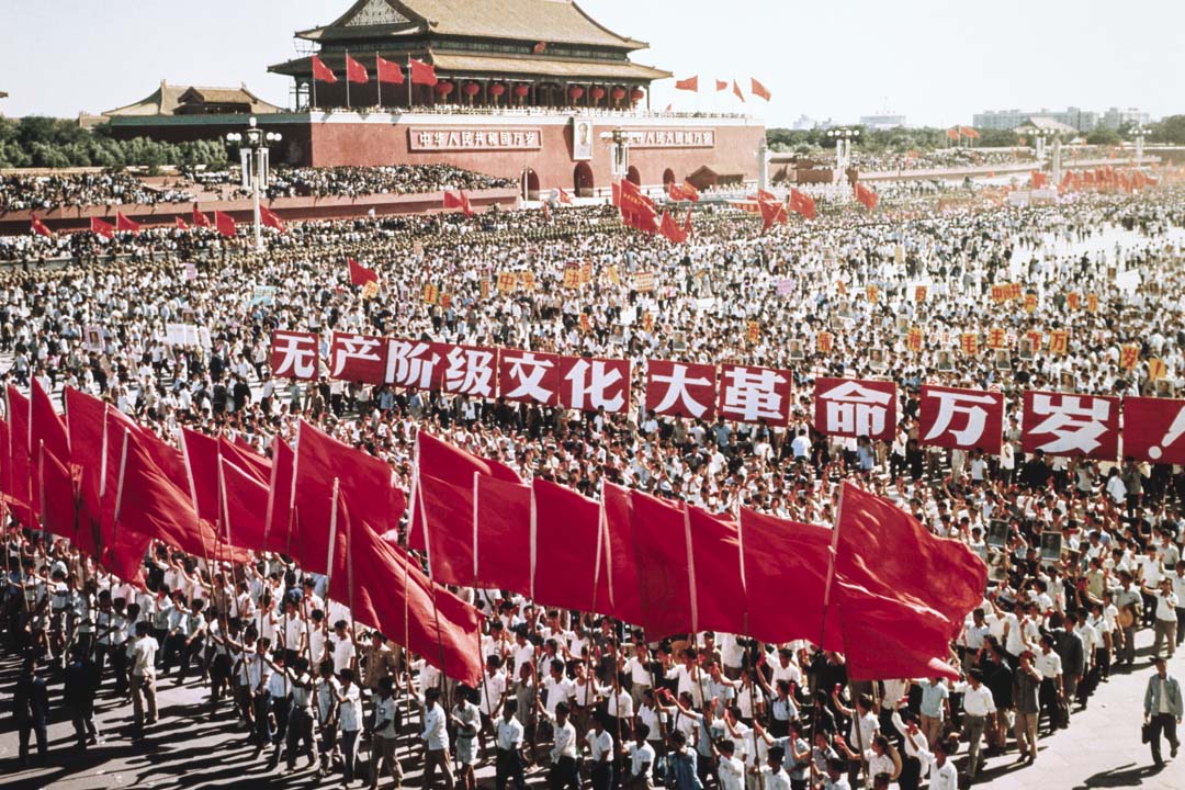 六十年代末,中国文化大革命期间,天安门外举行了大规模游行庆祝10月1日中国国庆。
