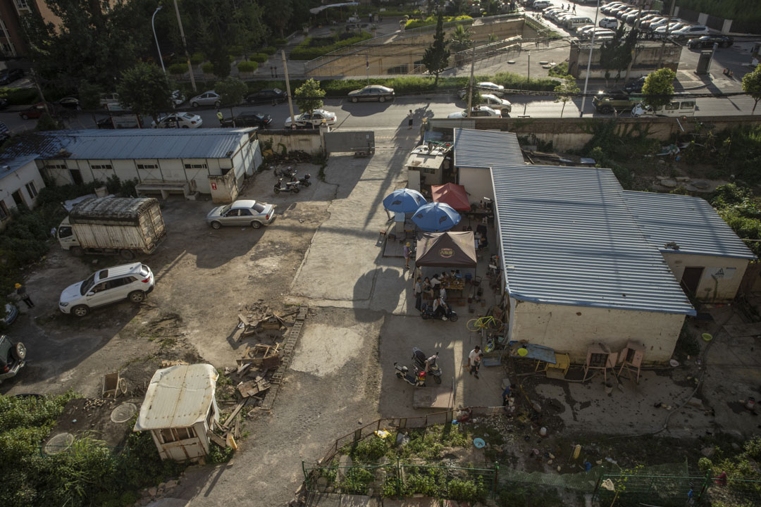 業主將以前的工棚改造成公共休息的地方與集體食堂,供入住爛尾樓的業主們在此吃飯、休息。