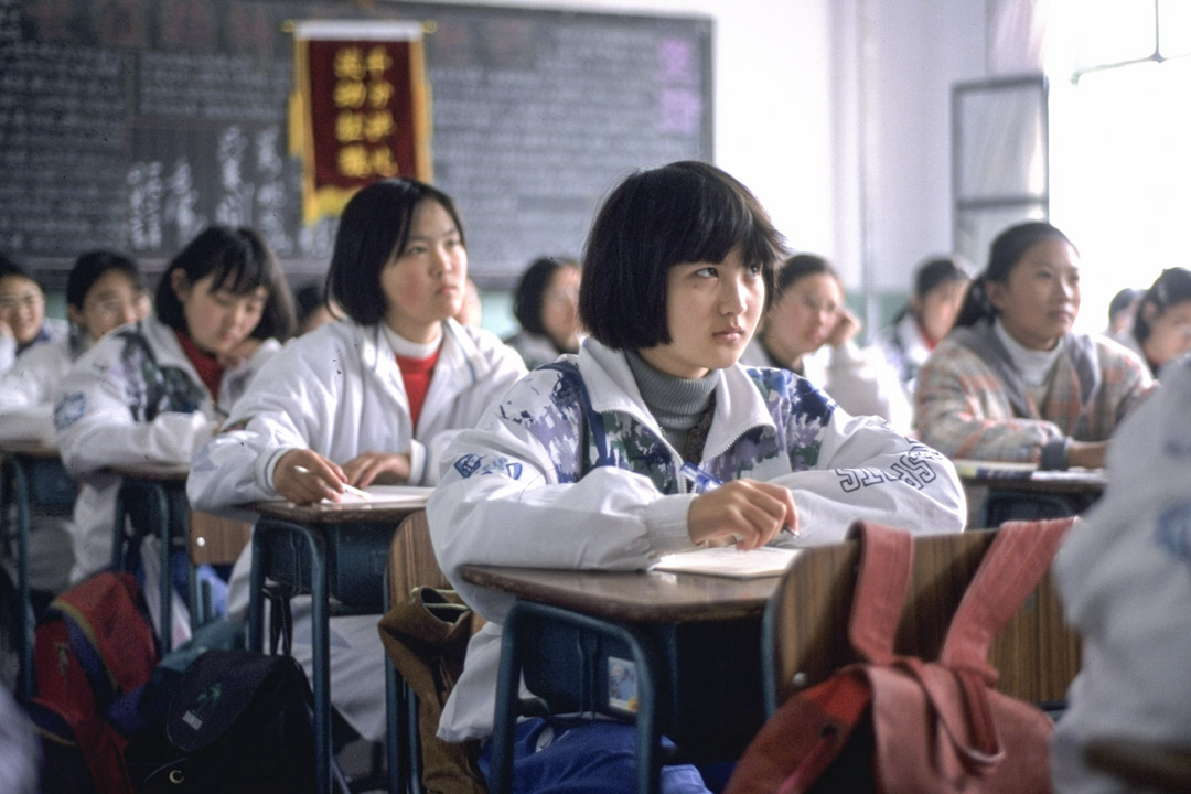 1996年,中国一所女子中学的学生上课。