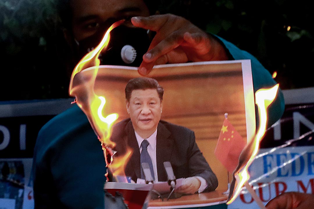 2020年6月17日印度加爾各答,一場針對中國政府的抗議活動中,示威者在焚燒中國國家主席習近平的照片。