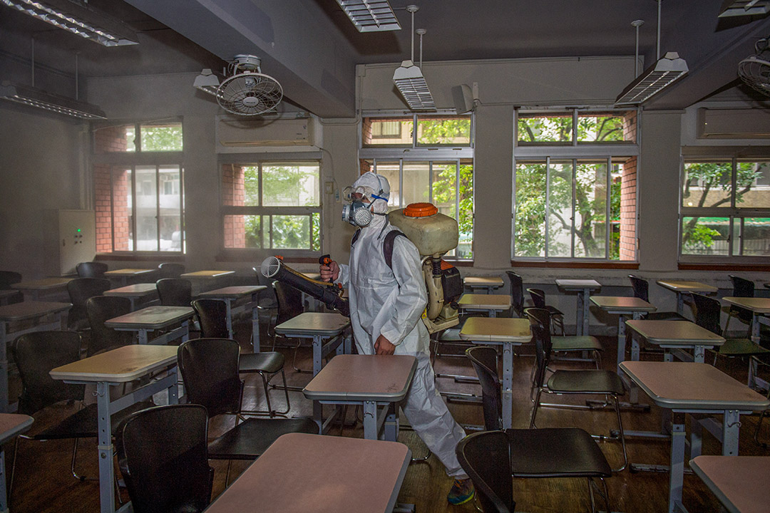 2020年4月17日,國立台灣師範大學一名身穿防護衣的工作人員噴灑消毒劑,以預防2019冠狀病毒。