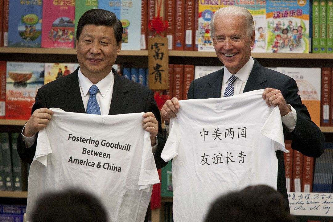 2012年2月17日,美國,時任中國副主席的習近平訪美,與美國副總統拜登在加利福尼亞南門國際研究學習中心合影留念。