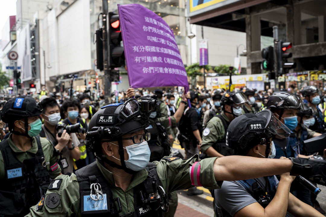 2020年10月1日,警方在铜锣湾举紫旗,警告现场人士或触犯国安法。
