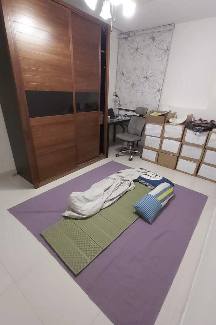香港的家,朱仔一人把家当或送走或包装后,自己睡地上。