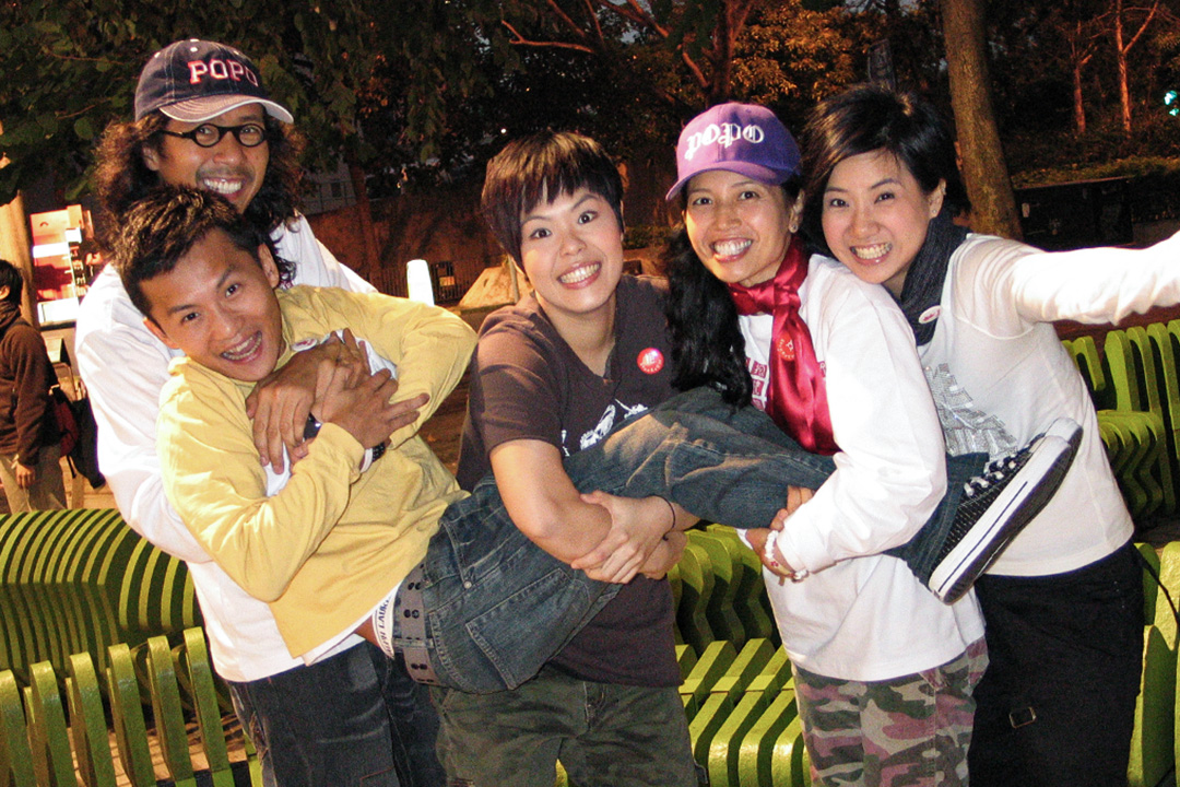 2006年1月25日,林一峰(左二)與at17。