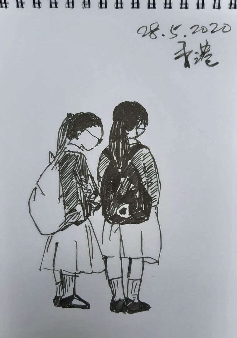 美智5月短暂回港,香港多区示威反国安法,有穿著校服背著书包的学生被捕,美智看到新闻后画下了这一幕。