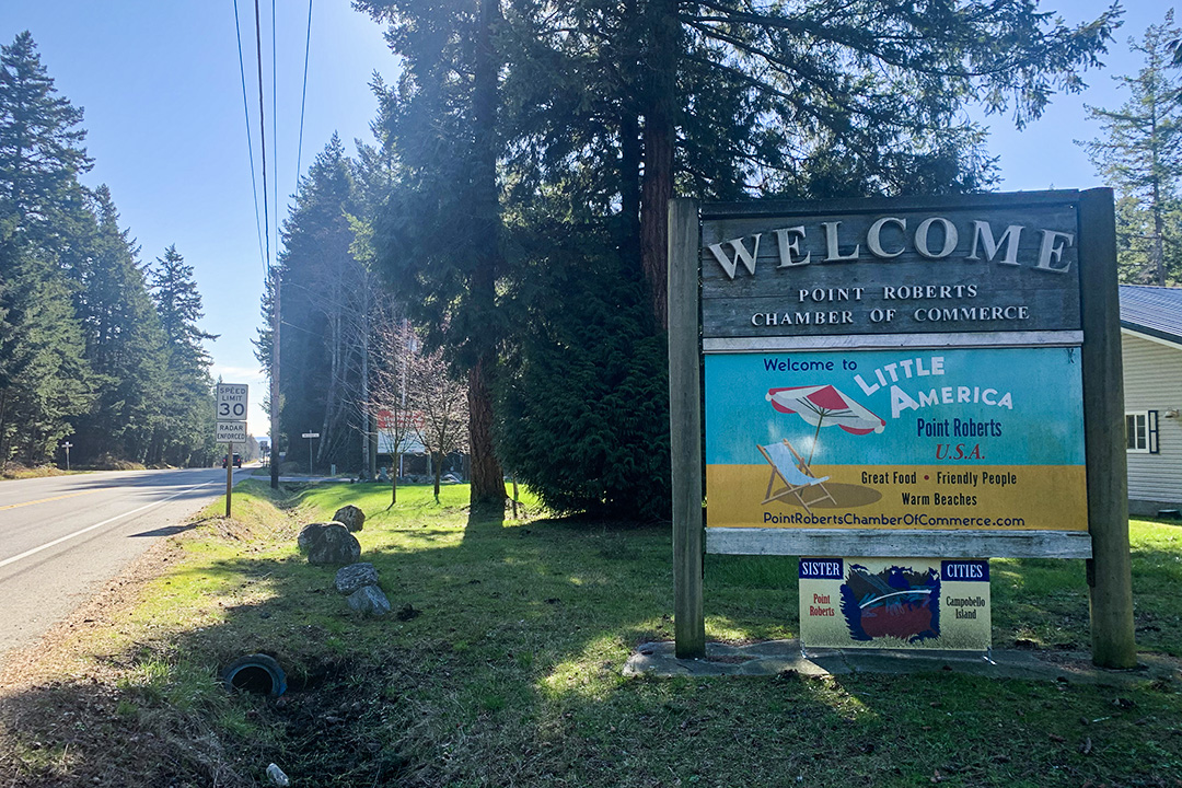 2020年2月18日,加拿大羅伯茨角(Point Roberts)一個五顏六色的標誌歡迎遊客。