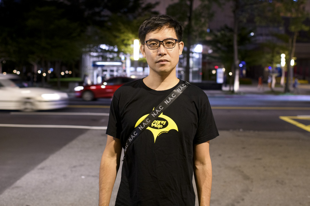 2020年10月26日,鄞义林(Roy Ngerng)在台北,参加了台湾声援12港人的游行。他在2015年被新加坡法院裁定诽谤李显龙,后移居台北。