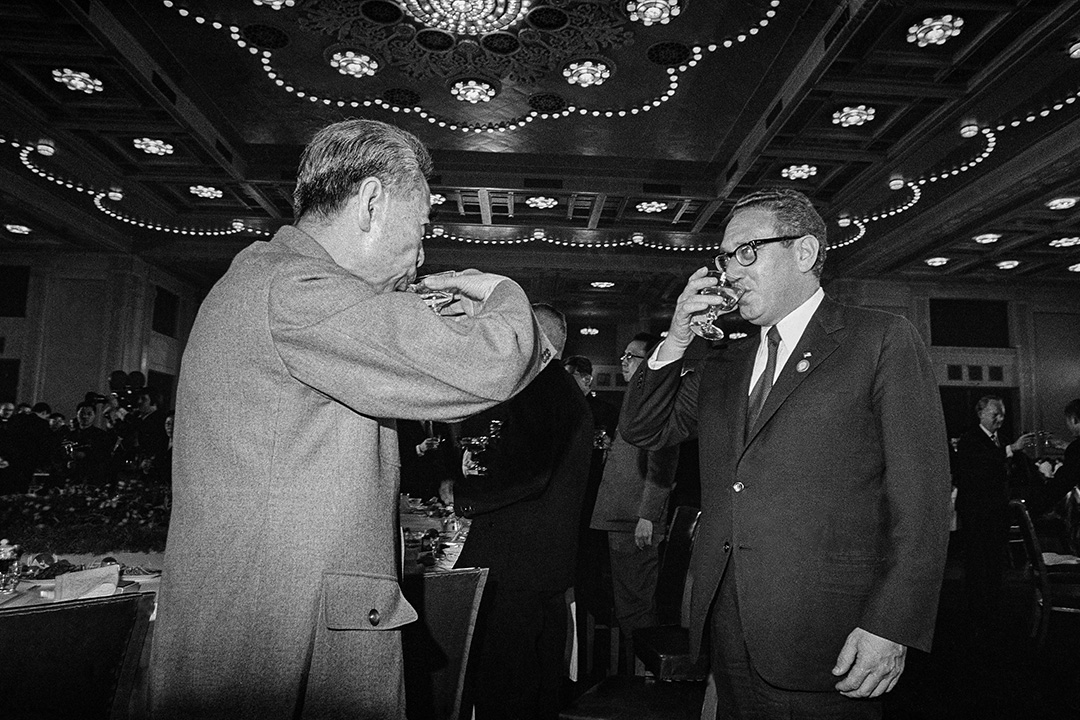 1972年2月25日北京,亨利·基辛格(Henry A. Kissinger)為到訪中國與周恩來總理一起敬酒 。