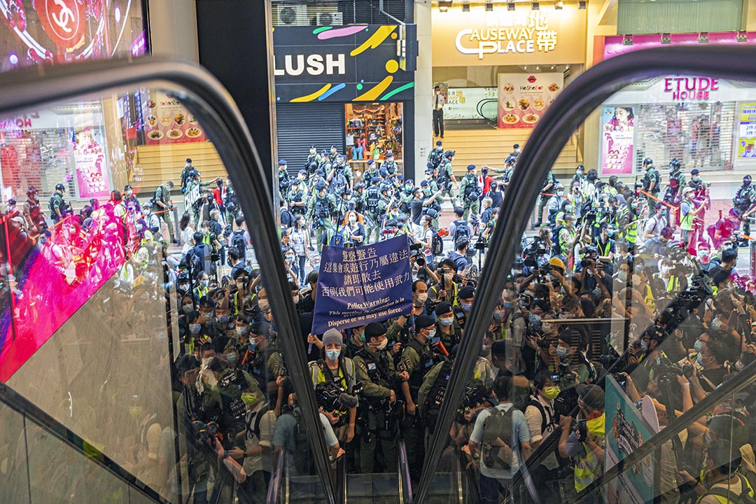 2020年10月1日铜锣湾,警察进入商场举起蓝旗驱散示威者。