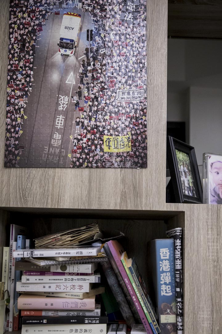 美智与朱仔在台北的家中,挂上了一幅香港运动现场的拼图。