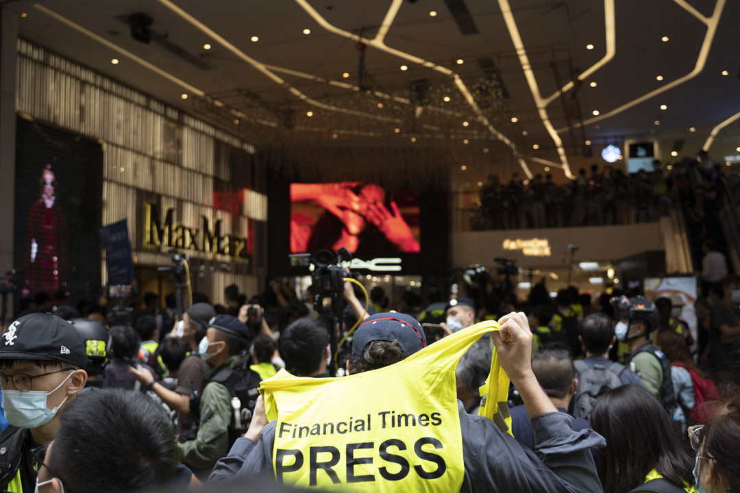 2020年10月1日,一名记者穿上黄背心在铜锣湾现场采访。