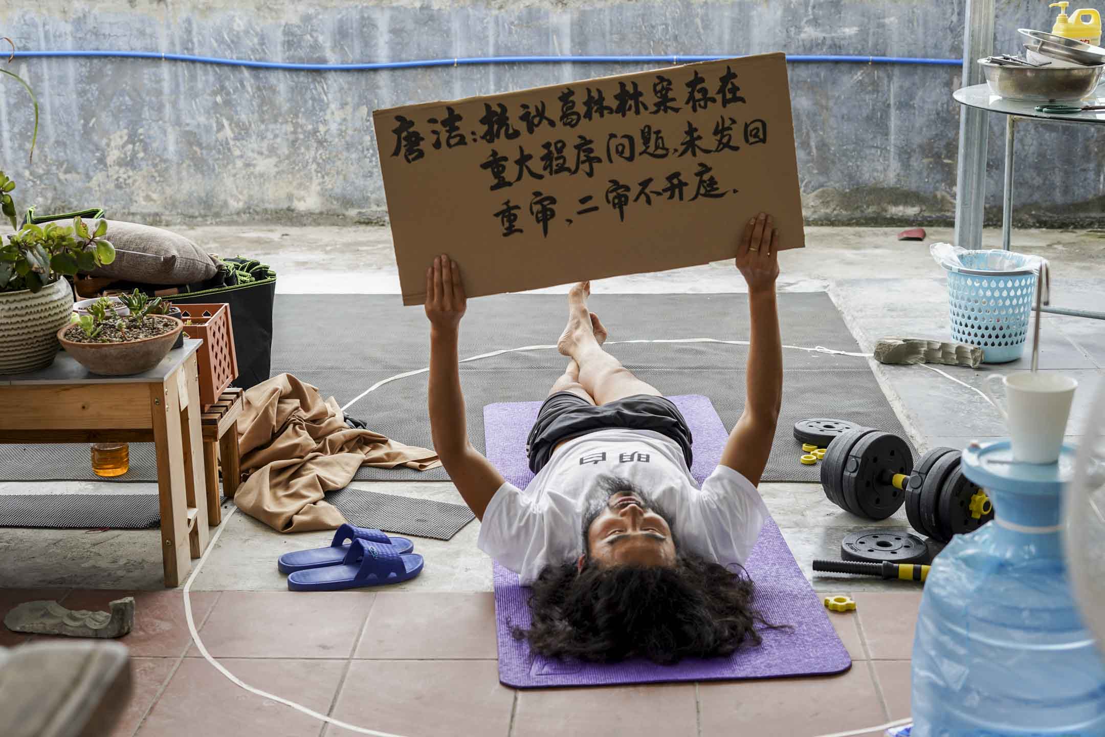 紀錄片導演張奇在廣州一個朋友家的朋友家屋頂畫地為牢。