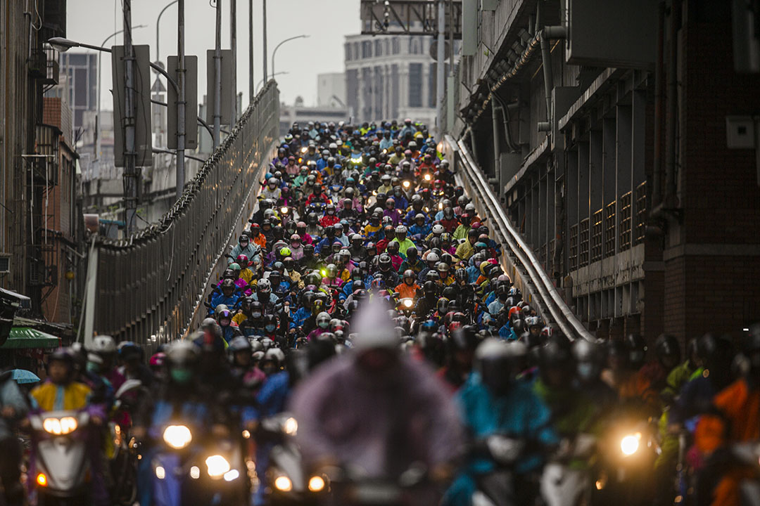 2020年3月12日台北,市民在早上骑机车上班。