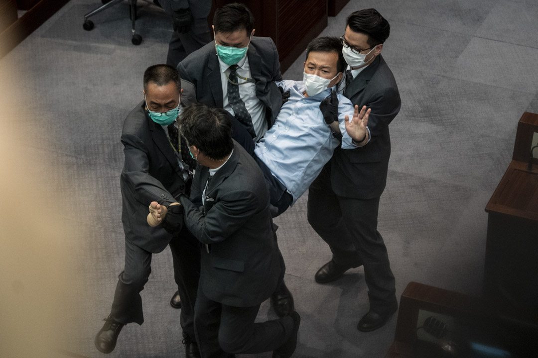 2020年5月8日,立法会内务委员会出现混乱,期间陈志全遭保安抬走。