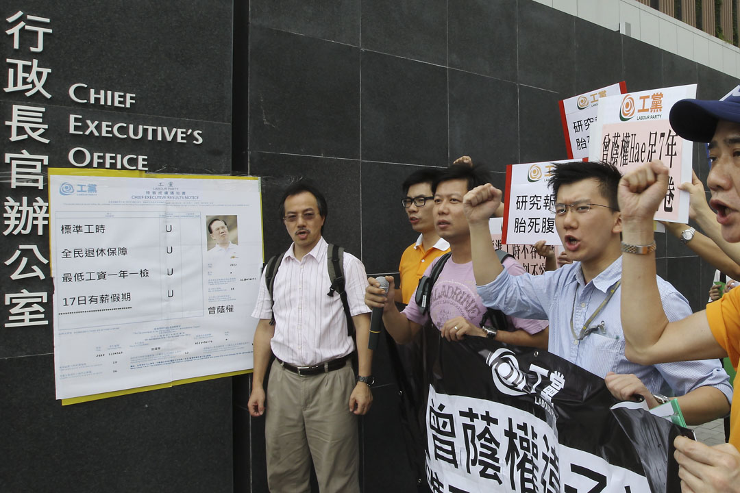 2012年6月29日,張超雄和工黨成員要求立法規管標準工時到特首辦抗議。